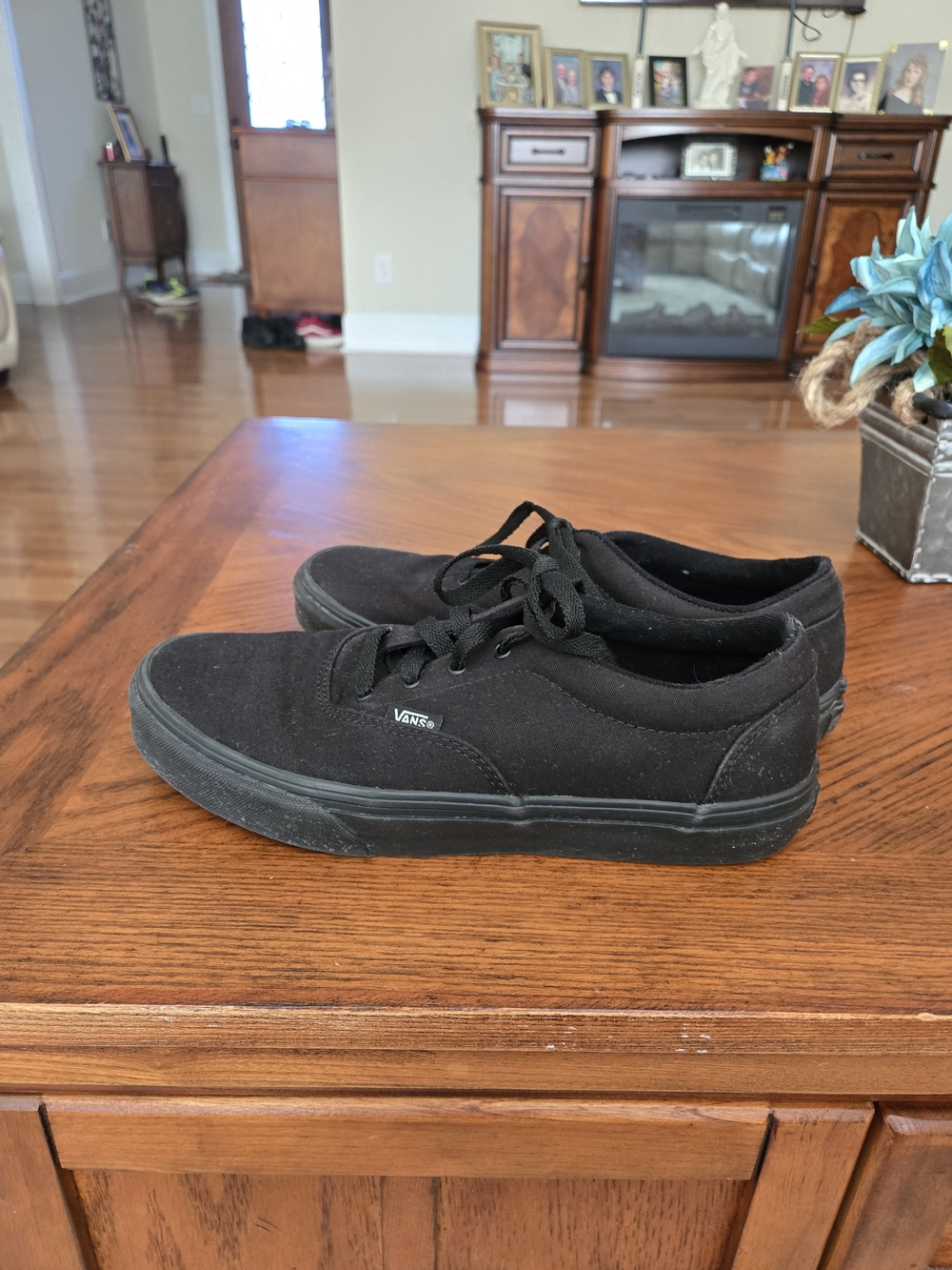 Vans Women's 8.5 or Men's 7 Black Low-Top Canvas Sneakers - Picture 5 of 7